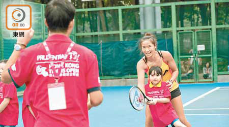 香港球手張玲去年親身教小朋友打網球。