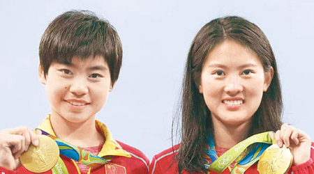 多年努力換來金牌，兩位跳水王后劉蕙瑕（左）及陳若琳真係飲得杯落。
