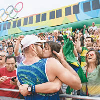 激咀慶祝<br>巴西男選手Alison Cerutti激動得同女伴錫錫慶祝，好sweet！