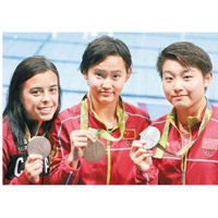 任茜（中）跟「田亮師妹」司雅杰（右）包辦10米台金銀牌。