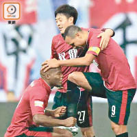 效力中甲球隊天津權健，同隊友路爾斯法比安奴（右）相處融洽。
