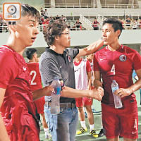 港隊教練金判坤賽後同球員逐一握手。