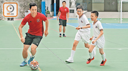 南華職球員與學生進行別開生面的挑戰賽。