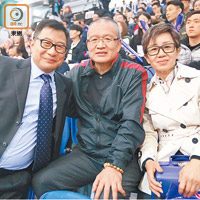 香港籃總主席陳瑞添伉儷（中及右），與東方龍獅領隊游永強惺惺相惜。