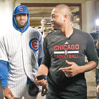 「大帝」穿上芝加哥小熊球衣，韋迪（右）指住嚟笑。