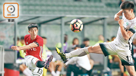 香港飛馬 0:0 冠忠南區<br>香港飛馬黃俊皓（左）同冠忠南區許宏鋒鬥晒靴。