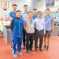 東方體育會副會長鍾乃雄（前排左二）及籃球隊領隊游永強（前排右二）特別飛抵新加坡撐場。