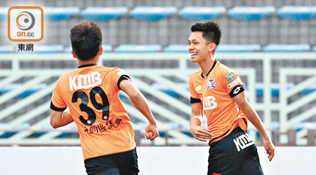 九巴元朗 2:0 理文流浪<br>九巴元朗小將姚浩明（右）為球隊先開紀錄。