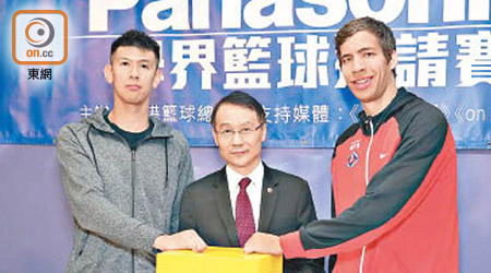 施維雄拿督（中）、劉凱濤（左）同惠龍兒為24支參賽球隊進行分組抽籤。