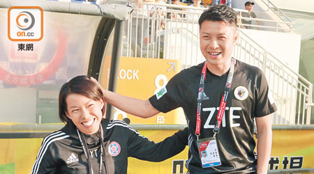 「牛丸」陳婉婷（左）同香港飛馬助教楊正光在賽前聚舊。