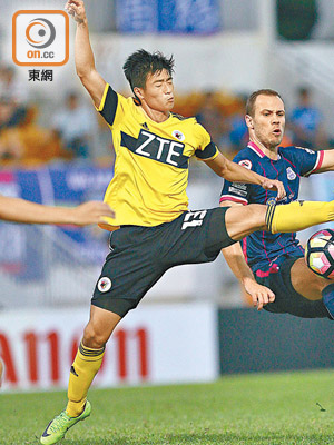 傑志2:0香港飛馬<br>香港飛馬黃俊皓（左）「撐到盡」力阻傑志華杜斯。