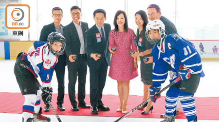 開球禮<br>香港業餘冰球總會主席胡文新（後排左三）與一眾嘉賓主持開球禮。