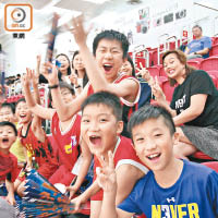 喇沙小學部籃球隊成員見到「師兄」贏波勁興奮！