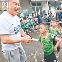 大埔總教練「堅爸」亦被小球迷包圍「集郵」。