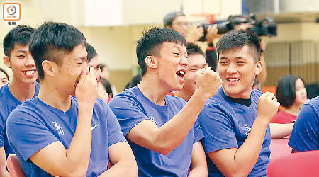 理大抽靚籤，3位球員（右起）梁兆華、黃律堯及蔡再懃表現得極興奮。
