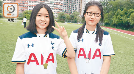 兩位足球女將薛曉楠（左）同曾心悅熱愛足球，更身體力行參加訓練。
