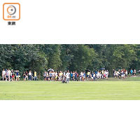 香港女子高球賽觀眾達3,500人，場面熱鬧。