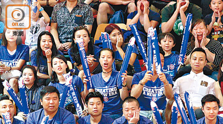 東方龍獅（圖）及南華fans經常落力打氣，令比賽氣氛更熾熱。