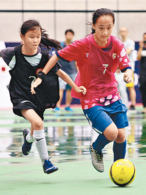 寶安商會溫浩根小學（右）勇奪小學13歲以下女子組冠軍。（圖片由HKFA提供）