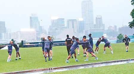 水晶宮備戰積極，大軍拉隊到添馬公園拉筋兼慢跑。