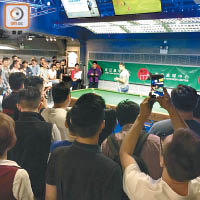 奧蘇里雲昨夜到東亞桌球中心跟「白旋風」韋德操波，吸引球迷圍觀。