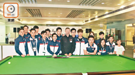 亨特利與一眾香港年輕球員合照。