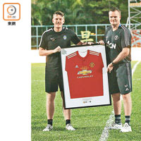 曼聯（右）賽前送贈紀念品予香港地區精英隊。