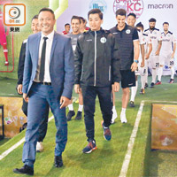 冠忠南區主教練鄭兆聰（前）率領球隊行Catwalk，夠晒型格。