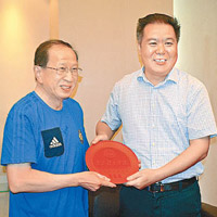 團長貝鈞奇（左）獲南京體院代表致送紀念品。