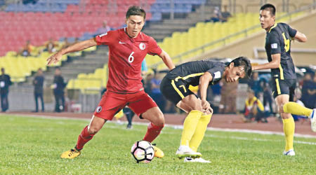 馬來西亞1:1香港<br>港隊中場黃洋（左）力抗對手。（相片由足總提供）