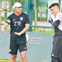 在香港飛馬守門員教練范俊業（左）指導下，梁興傑獲益良多。