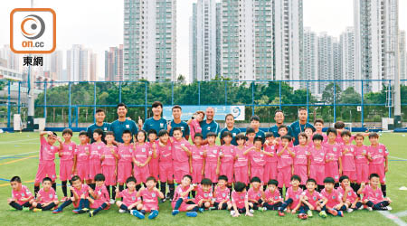 傑志足球學院小將在教練團引領下一步一步成長。