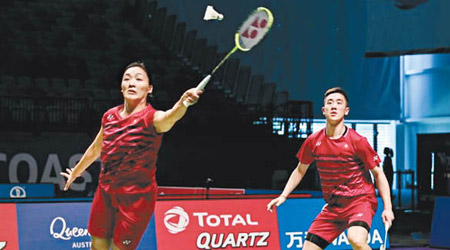 謝影雪（左）同鄧俊文合作一年多即在頂級賽事奪冠。