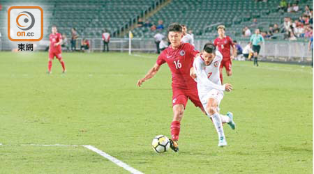 香港0:1黎巴嫩<br>港隊中場陳俊樂（左）今仗領紅被逐。