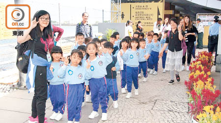 一班幼稚園學生獲安排入場觀戰。