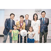 歌星李克勤（左三）擔任今年「瑞銀香港高爾夫球公開賽慈善盃」大使。
