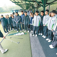 香港哥爾夫球會積極向青少年推廣高球。