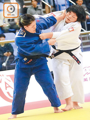 張齡方（右）在女子78公斤以上級別「砌低」南韓白周憙。