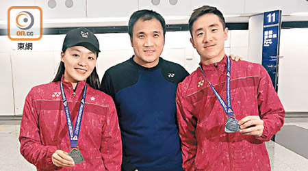 鄧俊文（右）及謝影雪（左）在大賽屢創佳績。