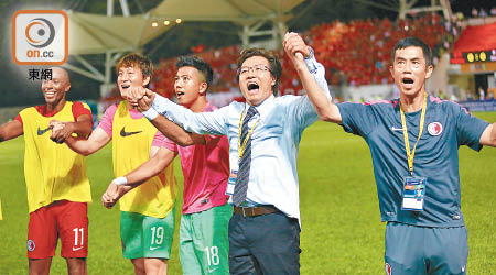 金判坤（右二）曾帶領港隊於世盃外圍賽戰和國足。