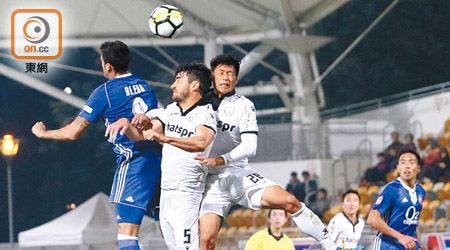 東方龍獅0:1夢想FC<br>夢想FC柏保路（中）與黃志聰（右）表現拚搏。