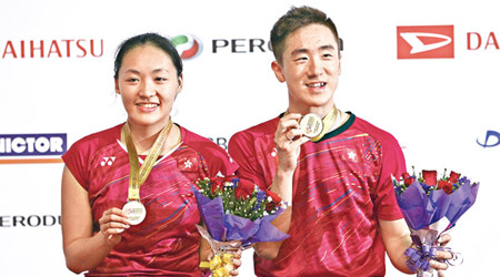 謝影雪（左）及鄧俊文揚威馬來西亞大師賽。