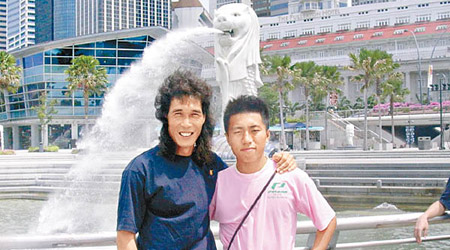 曾昭達（右）當年代表香港Ｕ15於「和哥」靡下到新加坡比賽。