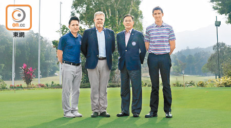 香港高爾夫球總會ＣＥＯ賴以尊（右二）及香港哥爾夫球會總經理高德禮（左二），昨日齊齊出招記招。