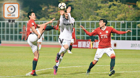 香港飛馬1:0冠忠南區<br>香港飛馬的梁諾恆（左）與拍檔張志勇助球隊力保清白身。