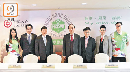 香港飛鏢聯合總會高層、兩位大使梁雨恩（左）及梁啟勳（右）在記招上合照。
