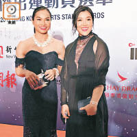 穿上黑色低胸裙的李慧詩（左）配上閃耀全場的頸鍊，盡顯性感一面，更獲得「最佳衣着獎」。