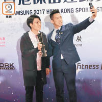 黃鎮廷（右）同杜凱琹攞完獎後玩自拍。