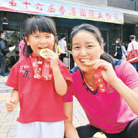 除了游泳，江忞懿（右）也是詠春的金牌選手。