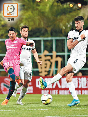 夢想FC1:4傑志<br>福保羅（左）為傑志入波鎖定勝局。